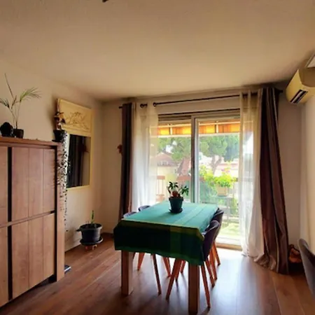 Appartement With Balcony 5 Minutes Walk From The Sea